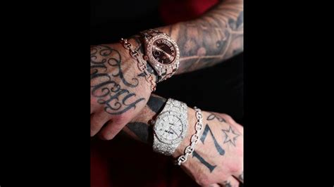 TONY EFFE MOSTRA IL SUO BRACCIALE .